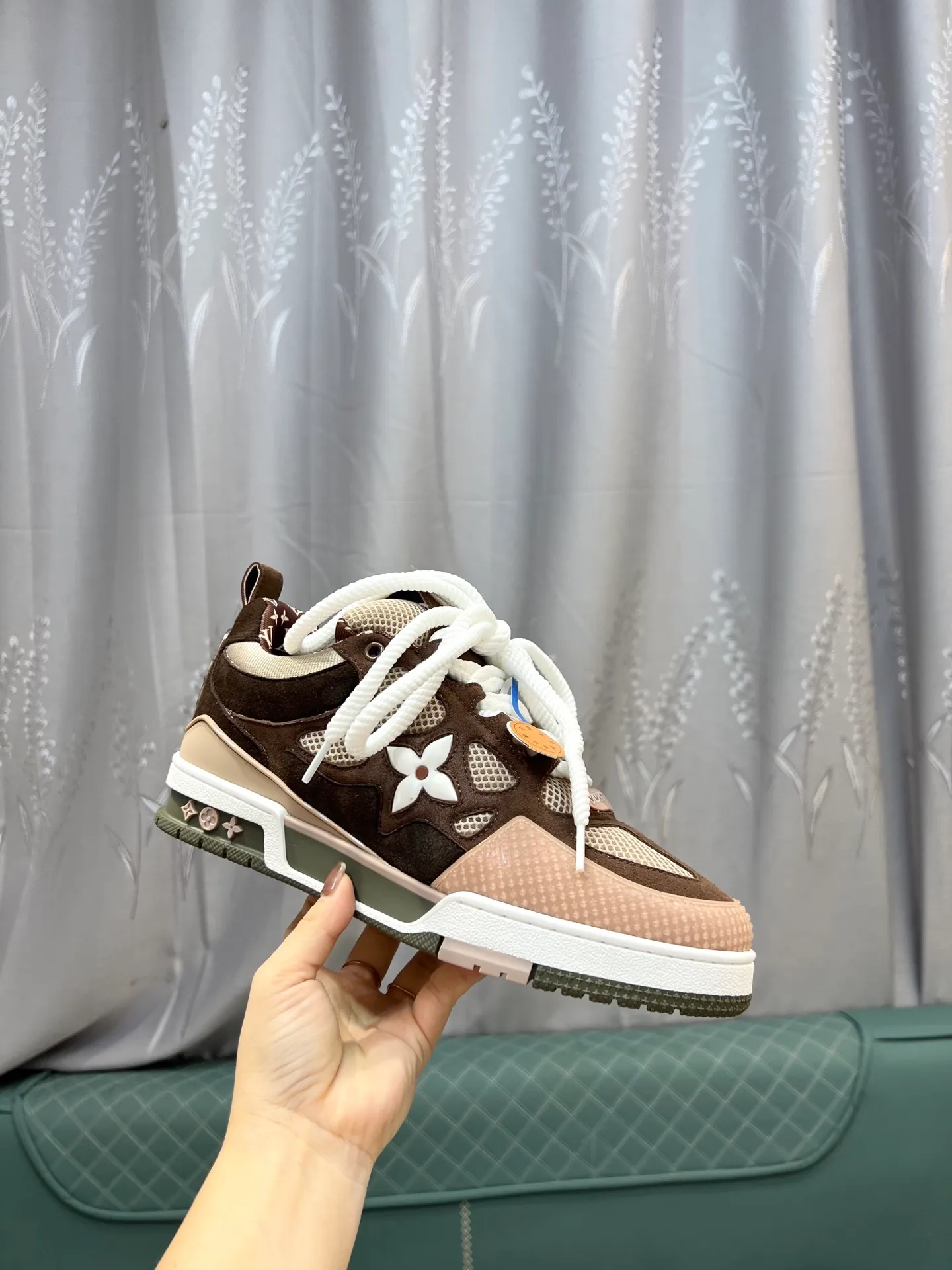 Men's men's shoes💰800 LV top version new style purchasing quality LV~Louis Vuitton LV TRAINER's best-looking sneakers, donkey brand strongly promotes new products, official website limited edition retro basketball sneakers! Both high-top and low-top models spent money to purchase 1:1 accurate reproductions of the originals. The details are invincible and full of sincerity. The imported custom-made original cowhide leather is the same as the original package. The details are 100% restored. The private model customizes the original one-piece TPU outsole. It is different from other brands. Without the original version, this effect cannot be achieved!                Men's and women's models 35-40 39-45 (46 is custom-made and cannot be returned or exchanged)